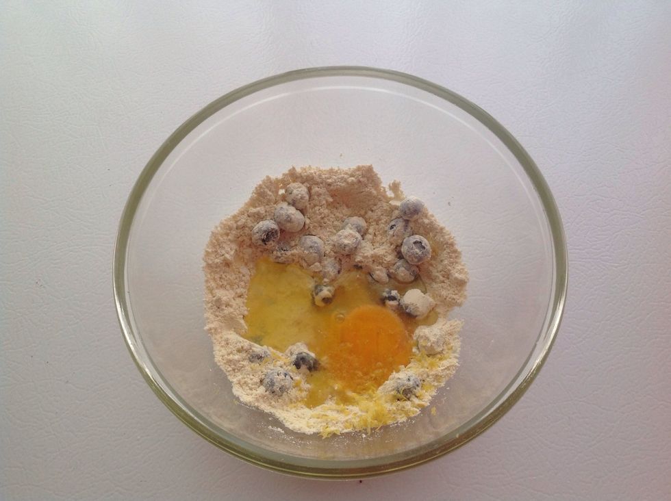 Agrega el huevo y la ralladura de lim\u00f3n y bate con una pala hasta obtener una pasta homog\u00e9nea. (Si quieres puedes agregarle una cucharada de mantequilla derretida en este punto.)