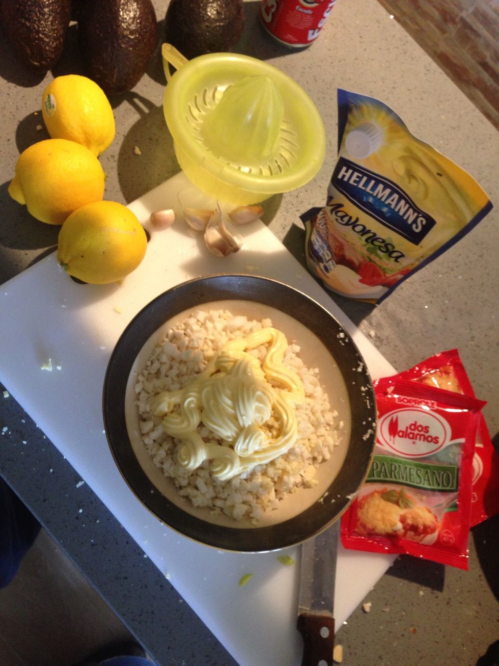 Agregamos el ajo, mayonesa, queso rallado y jugo de limon