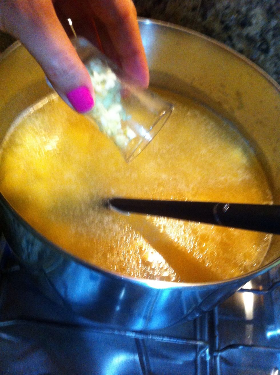 Agregar el ajo finamente picado al caldo!