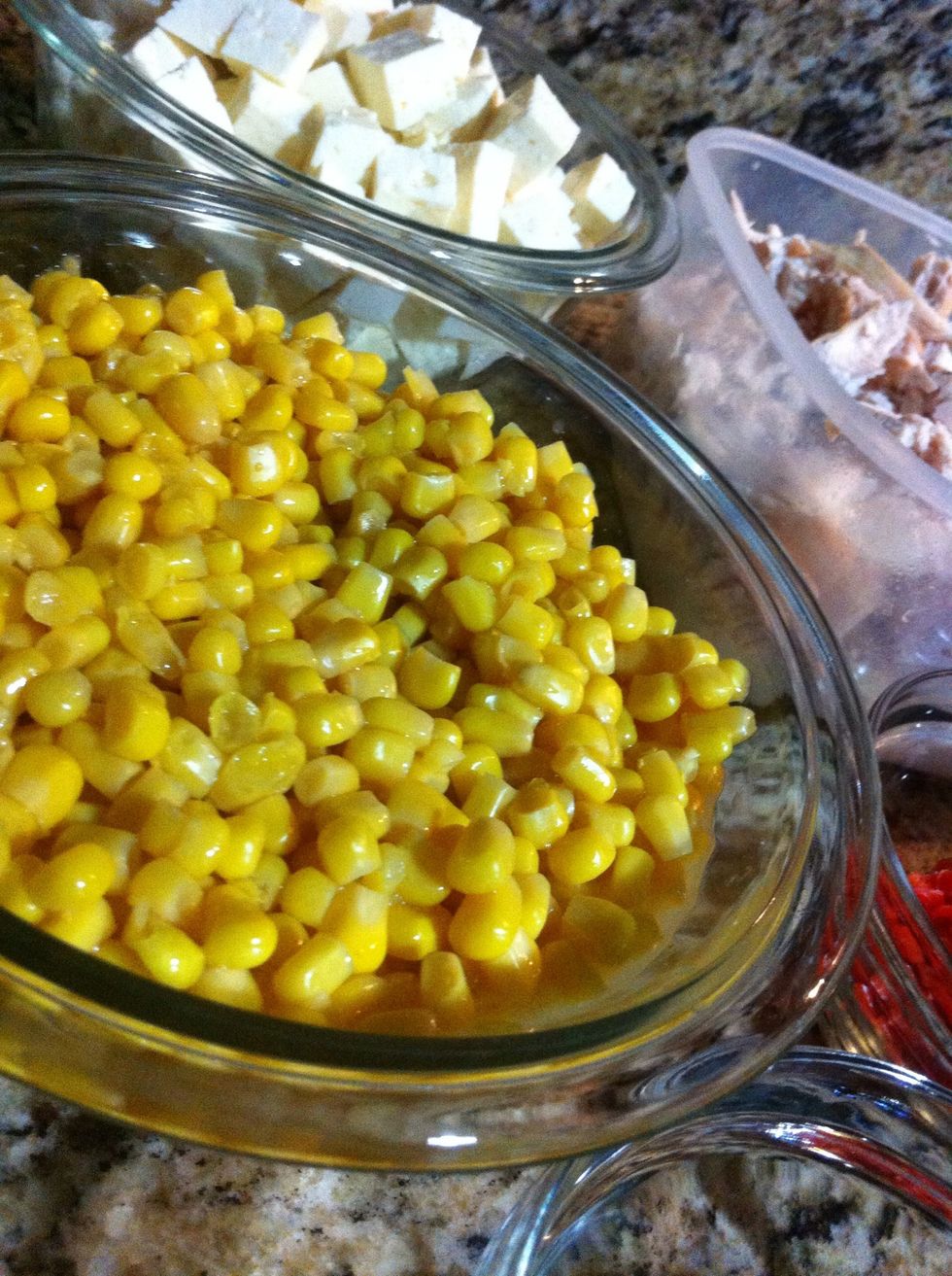 Agregar el ma\u00edz y tambi\u00e9n el pollo ya troceado al caldo... Tenga la previsi\u00f3n de usar una olla grande!