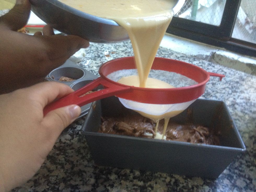Agregar la mezcla del flan en los moldes, encima de la mezcla de chocolate// Add the flan mix over the cake mix