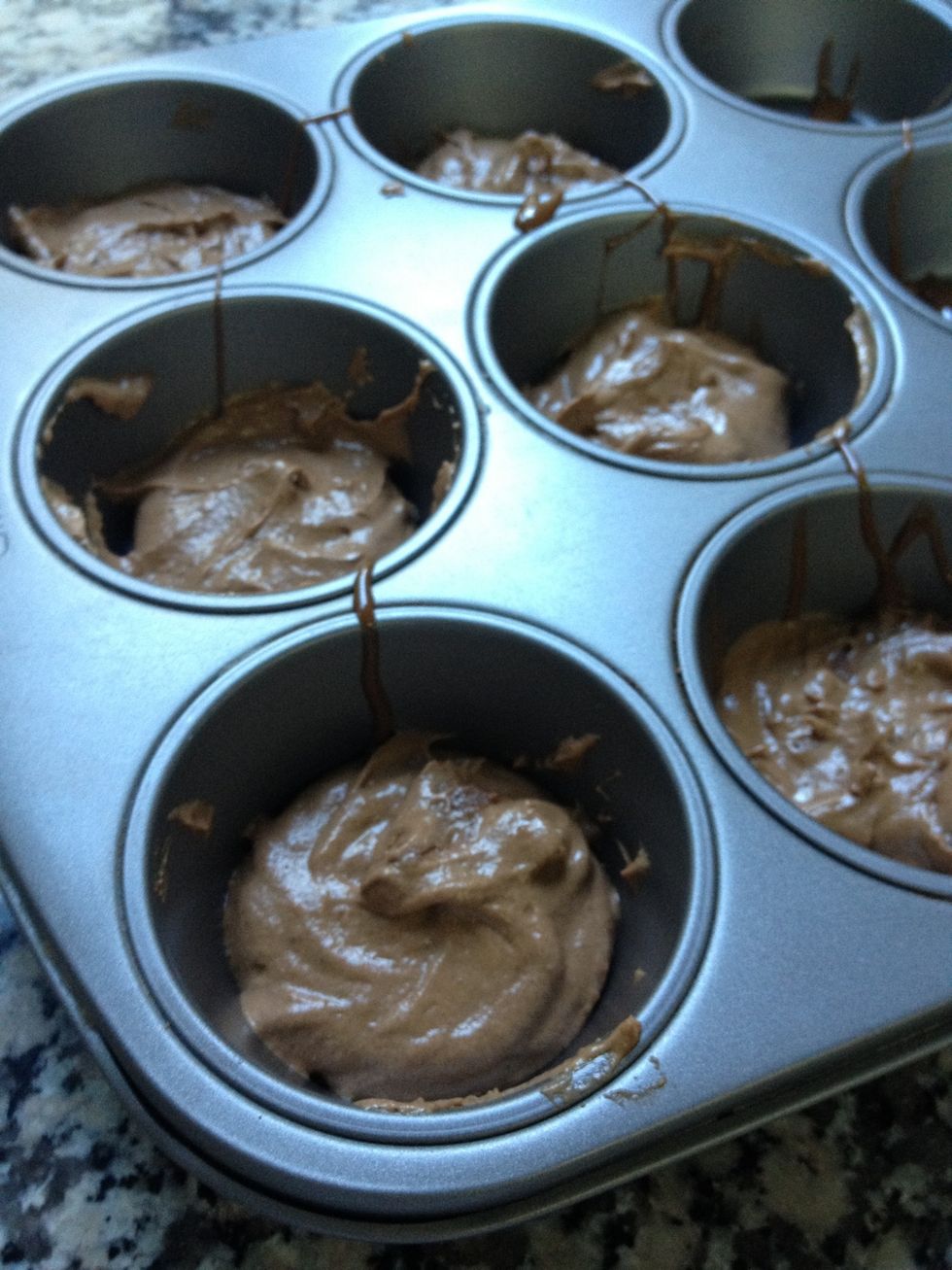 Agregar la mezcla en los moldes// Add the mass in the baling pan