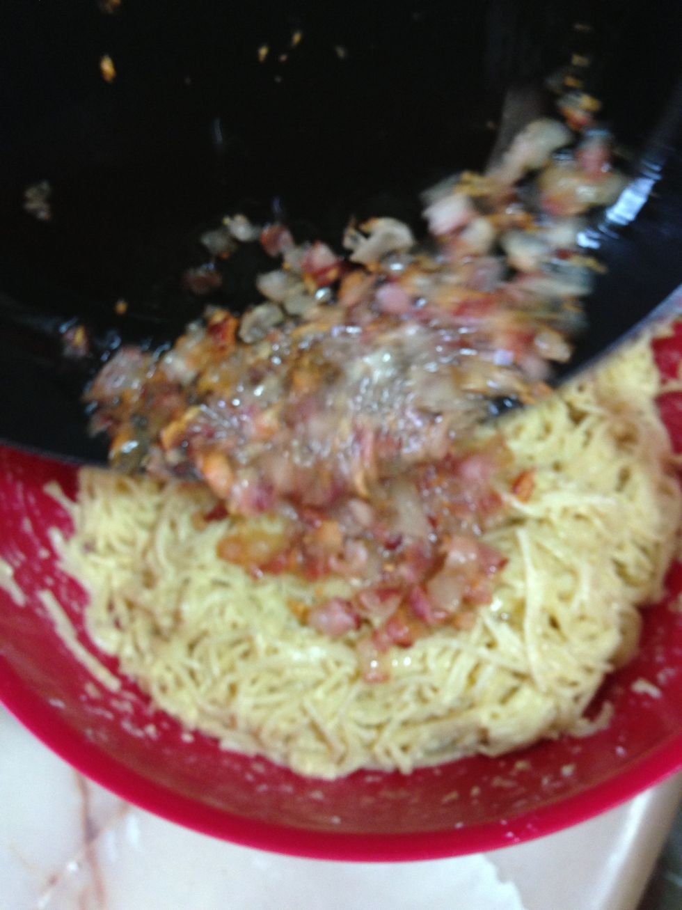 Agregar la tocineta fre\u00edda con ajo y aceite de oliva