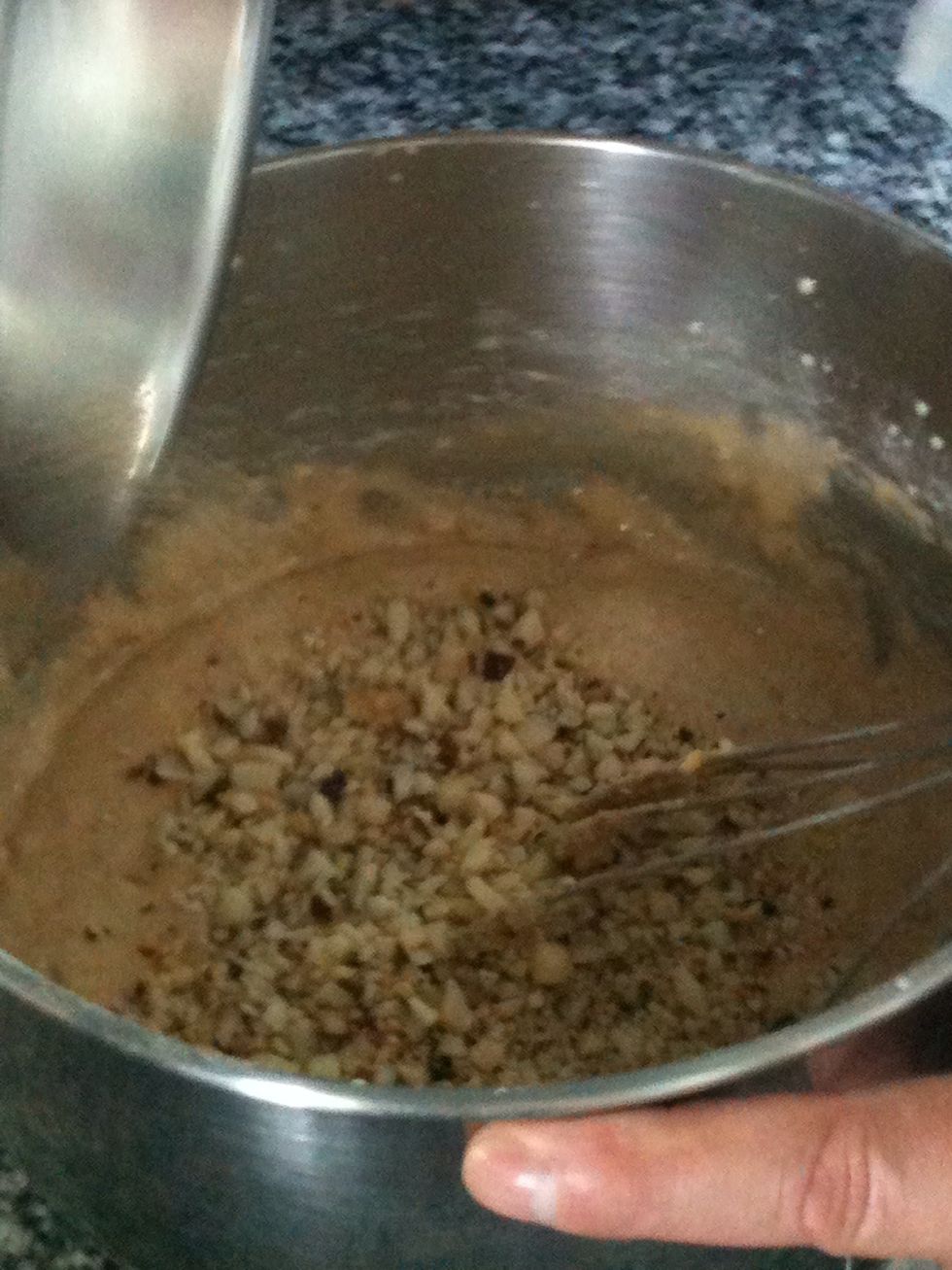 Agregar las nueces molidas y tostadas.