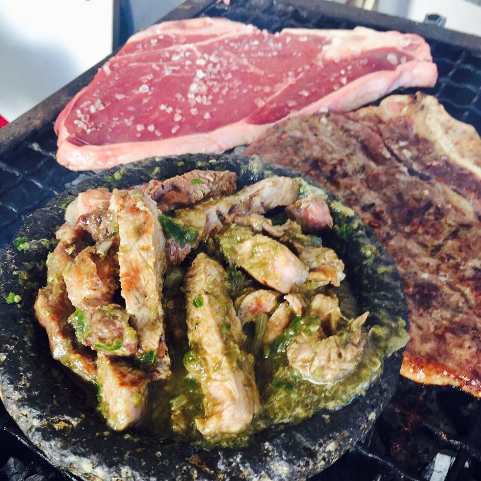 Agregas el Ribeye sellado cortado en l\u00e1minas delgadas y revuelves.