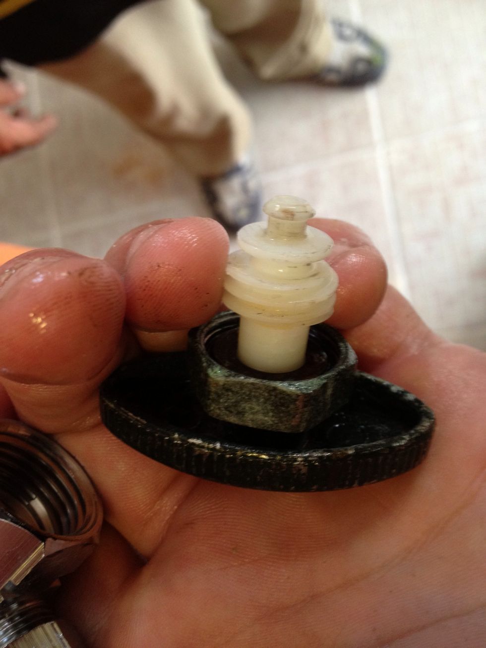 Ahaa!! I knew it! The rubber washer wasn't just worn, it was completely disintegrated.