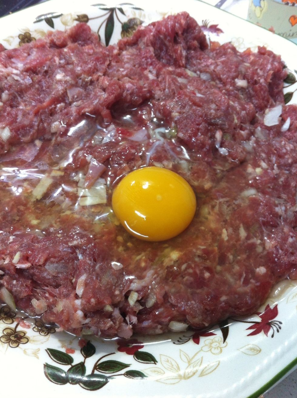 Ahora a\u00f1adimos un huevo que se mezcla bien con la carne. A\u00f1adimos un poco de pan rallado para que la carne quede m\u00e1s espesa y se pueda trabajar despu\u00e9s.