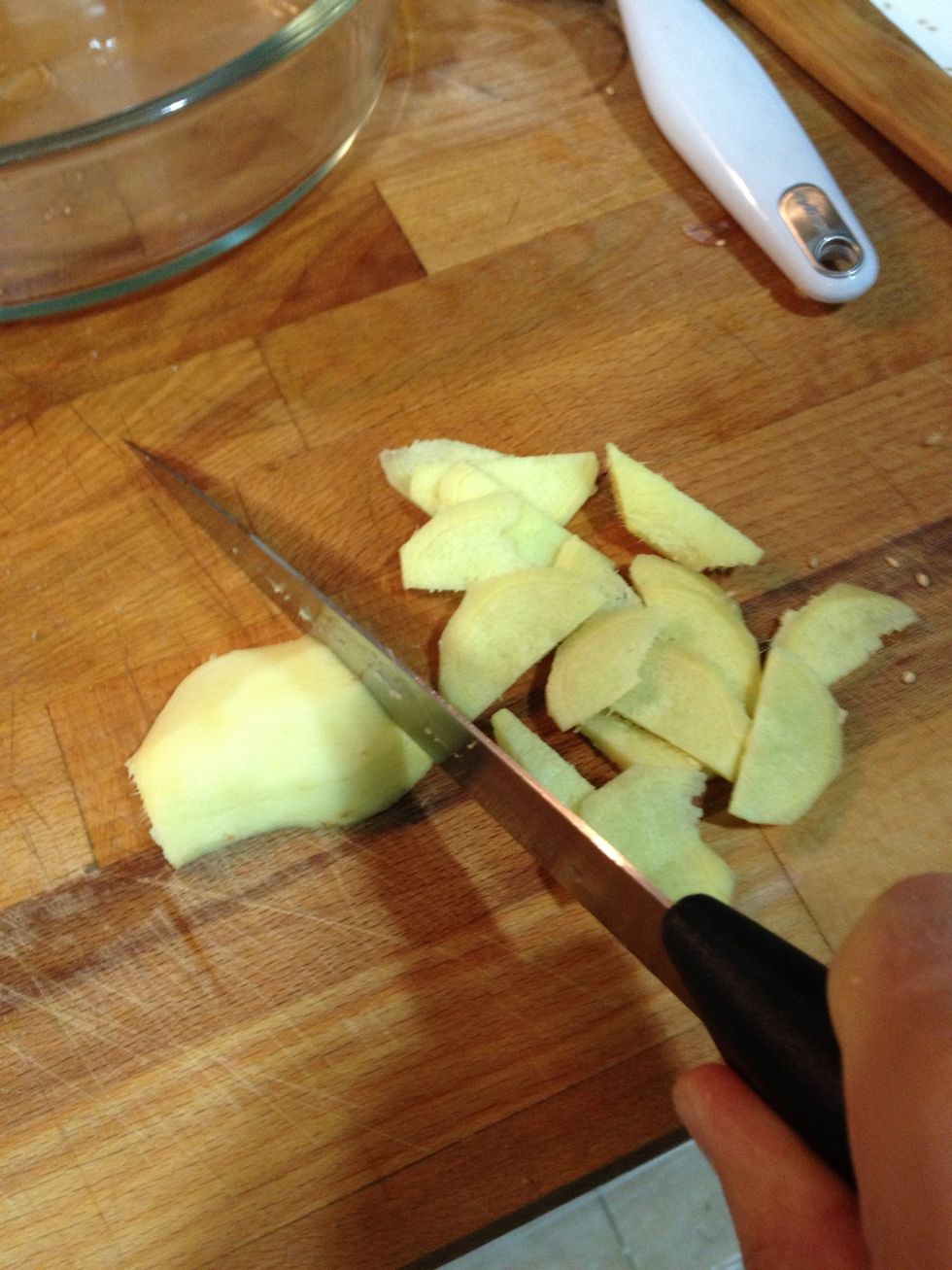 Ahora hay que cortar el jengibre.