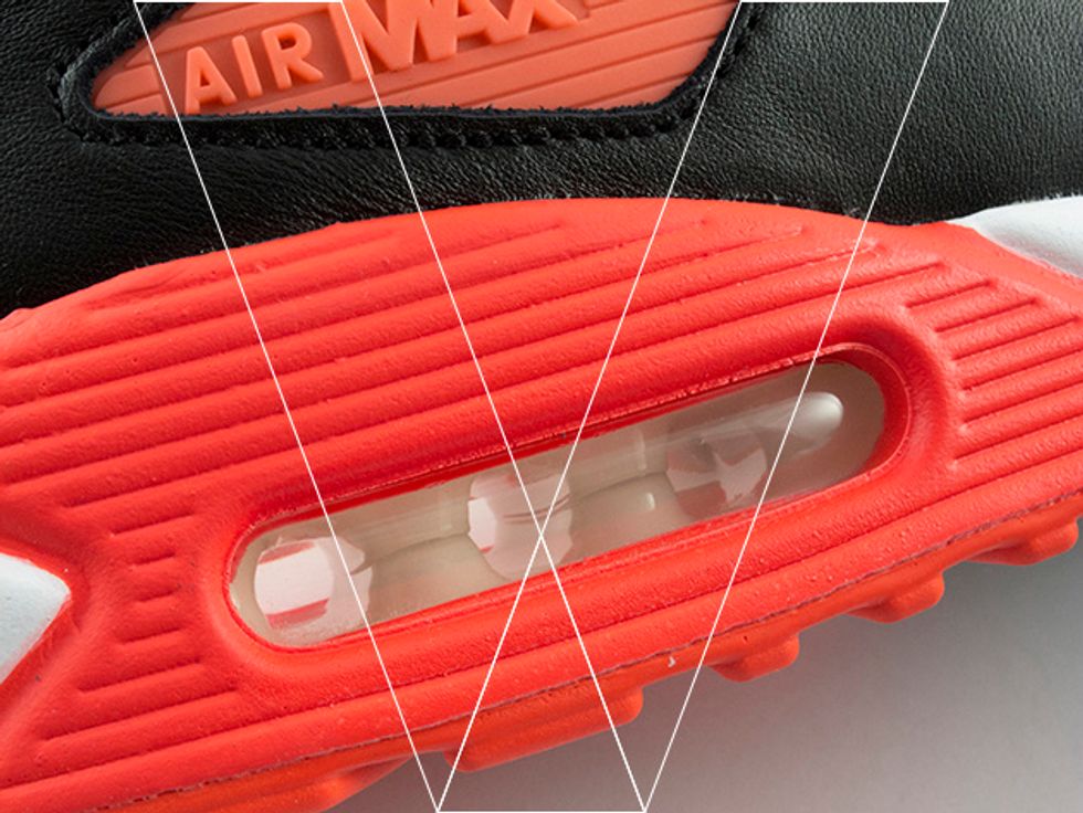 Air Max 90's have Air Unit technology for impact protection. Make sure the air "bubble" is clear with no paint marks and that the support structure is clearly visible.