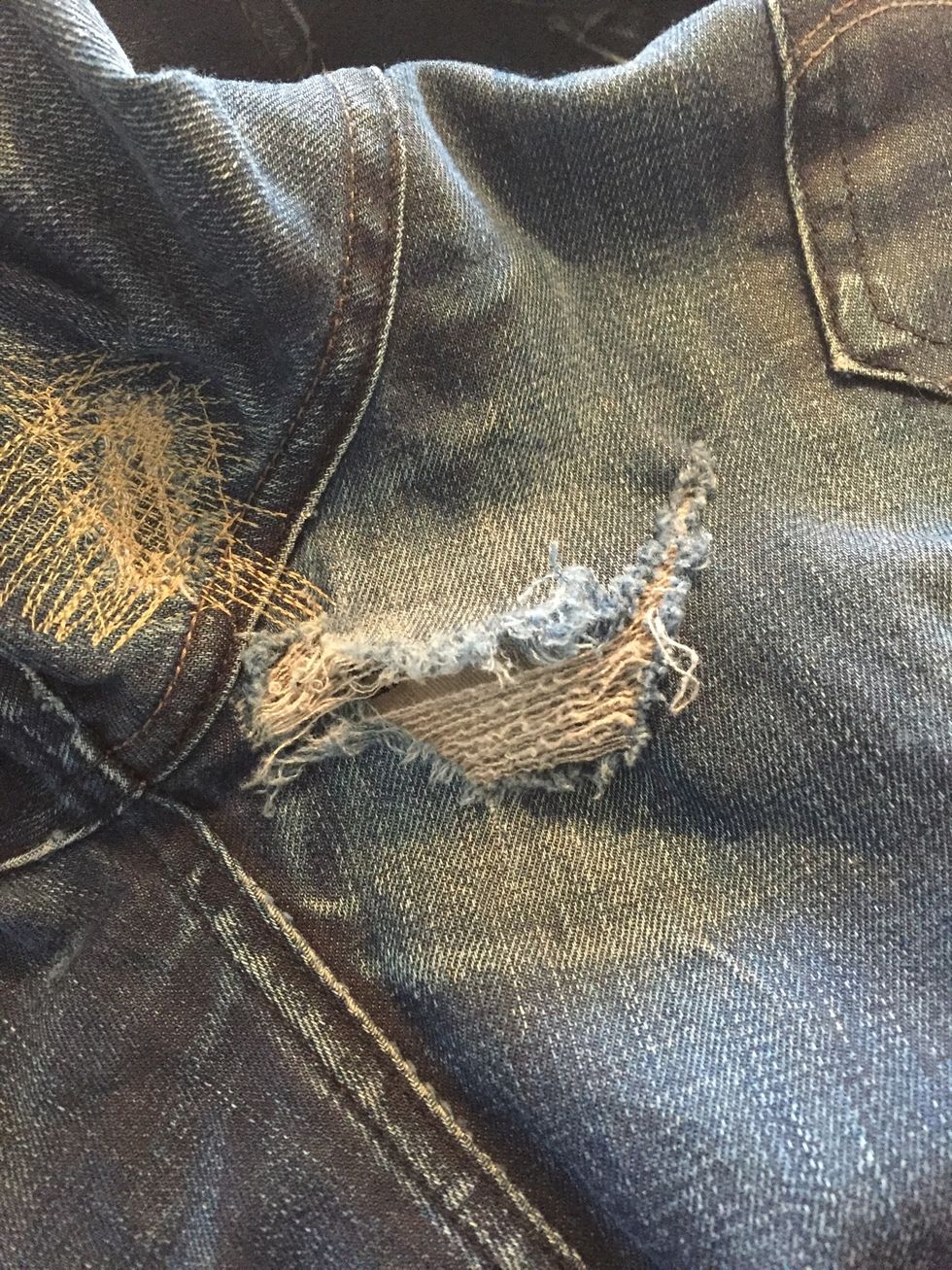 Aj aj aj! H\u00e5l i grenen! Vad g\u00f6ra?