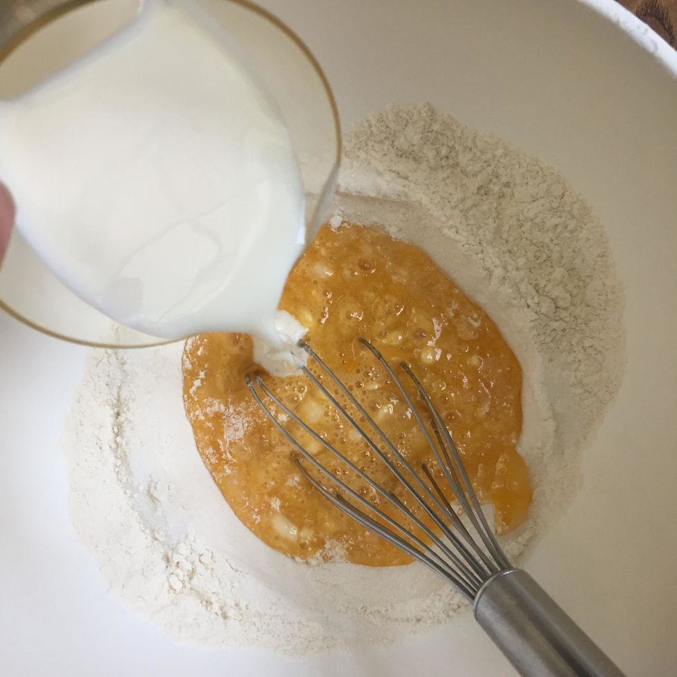 Ajouter le lait tout en m\u00e9langeant.