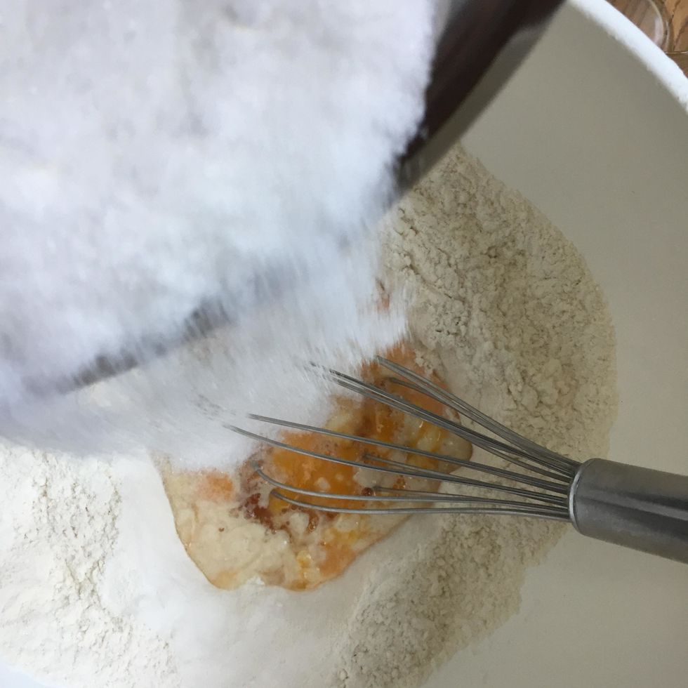 Ajouter le sucre en pluie.