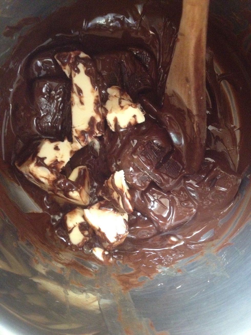 Ajoutez le beurre coup\u00e9 en morceaux et m\u00e9langez doucement toujours au bain-marie.