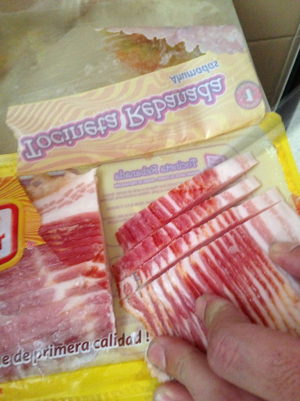 Al mismo tiempo que se cocina la pasta picar tocineta