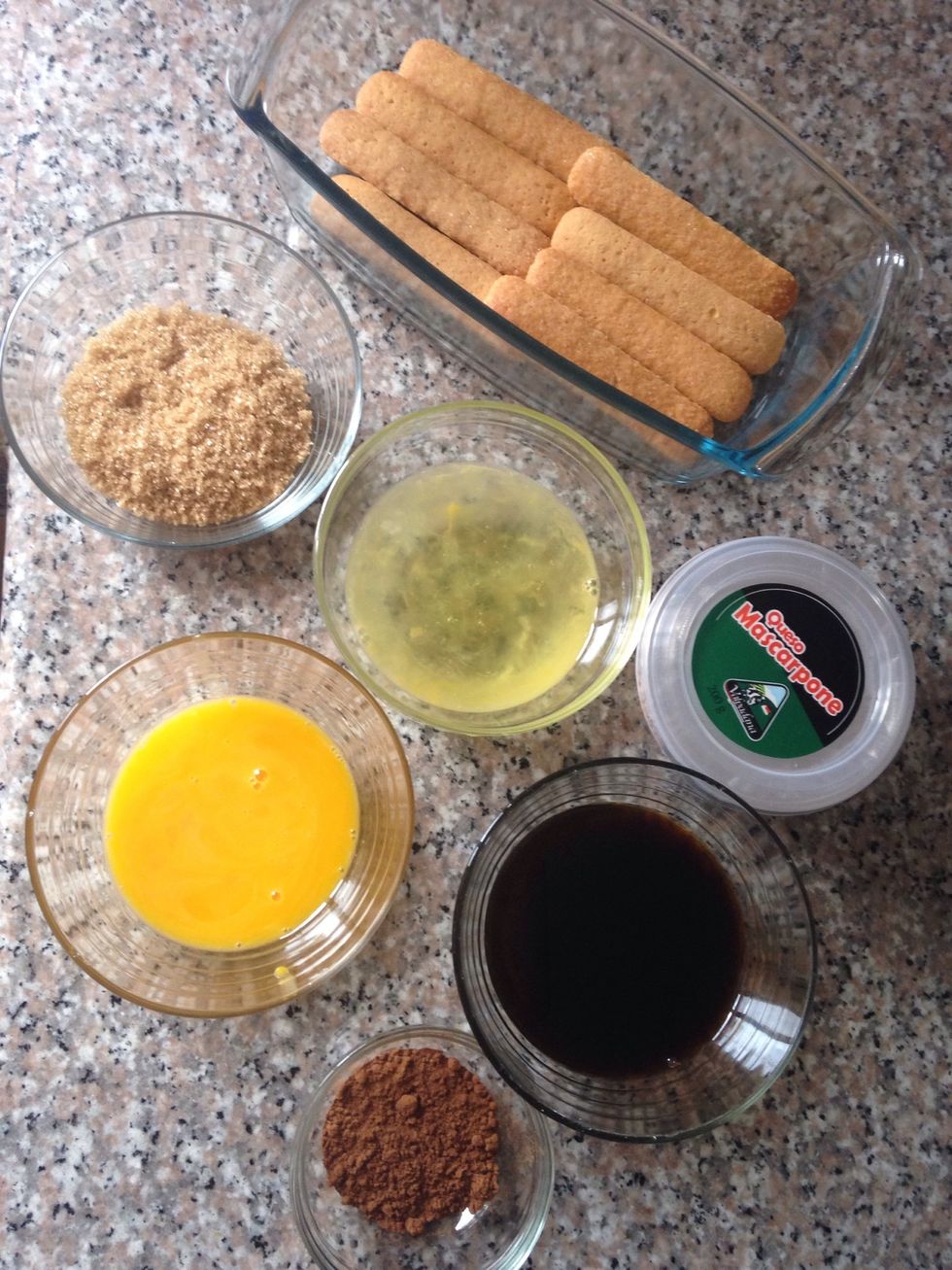 Alistar los ingredientes. Separar las yemas y claras.