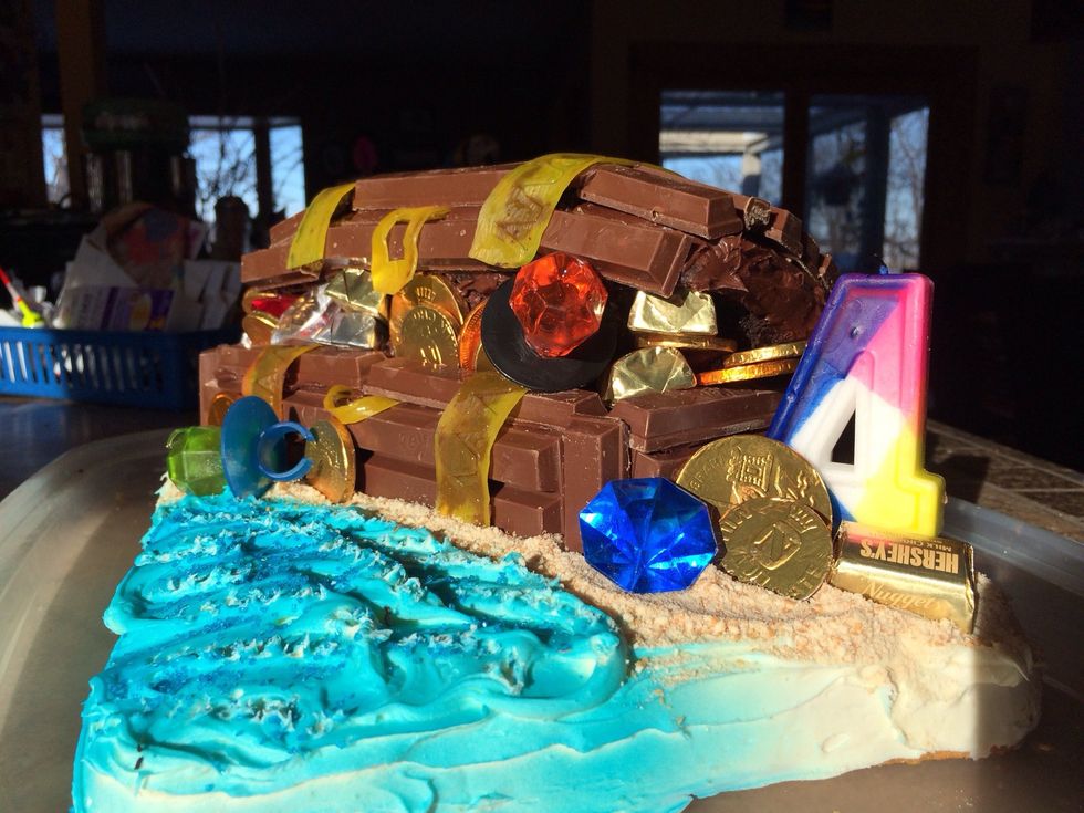 All done! It's best to eat it the same day, as the Kit Kat's don't stay as nice and crispy the next day.