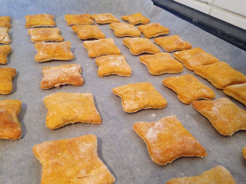 All done!! Let them cool off before serving to your dog. This is a yummy healthy treat, fun to make, and you can really vary with flavours and shapes. Also great for gifts!