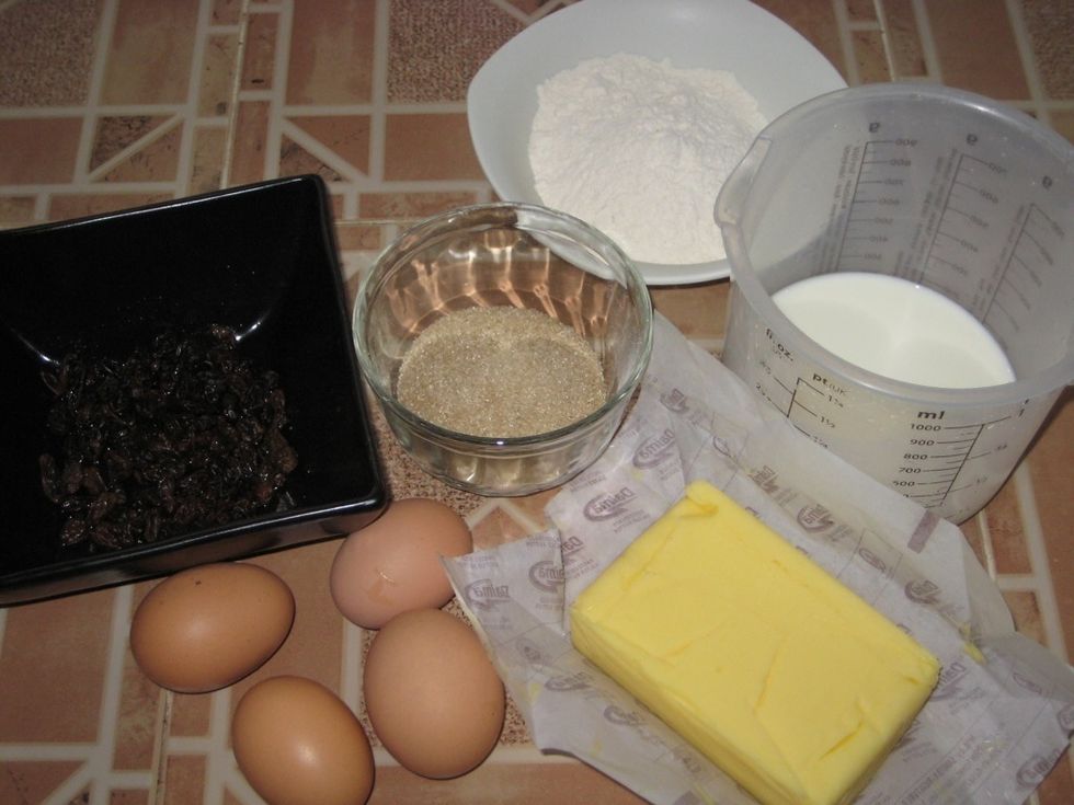 All ingredients gathered. The raisins are soaked in rum but this is optional. You could also use chocolate sprinkles in place of raisins