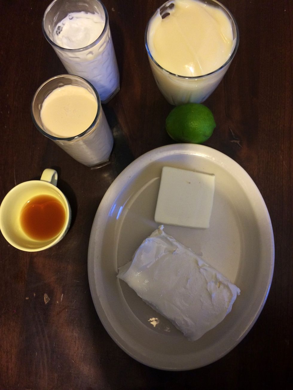 All this ingredients you'll blend or mix 8 oz cream cheese 1 cup evaporated milk 3/4 cup sour cream 1 tbs vanilla Juice of a lime, 1 1/2 cup of sweetened condensed milk and 1/4 cup of butter