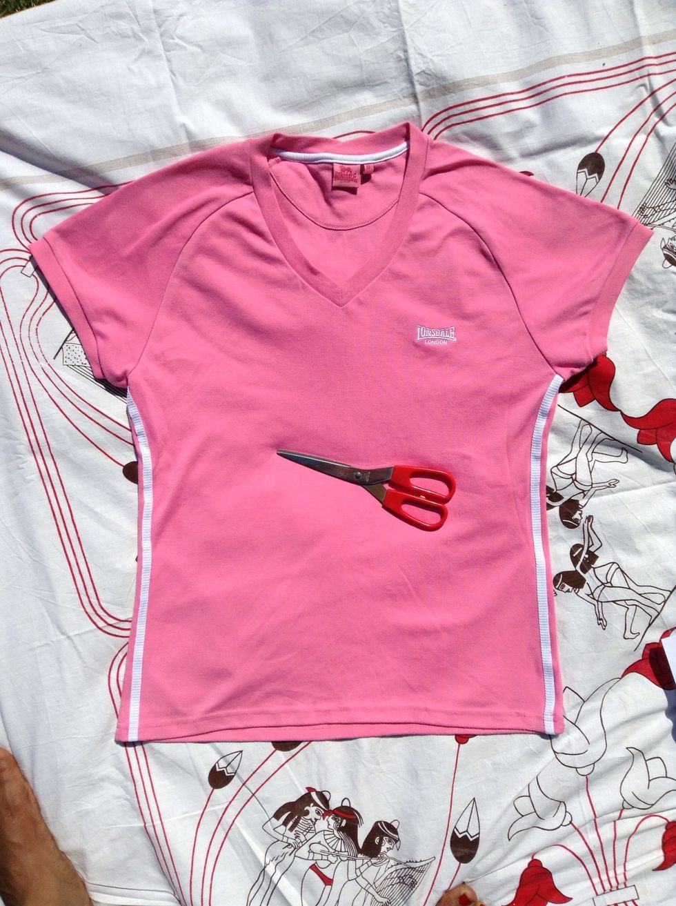 All you need to make your tote bag are scissors and an old T-shirt!