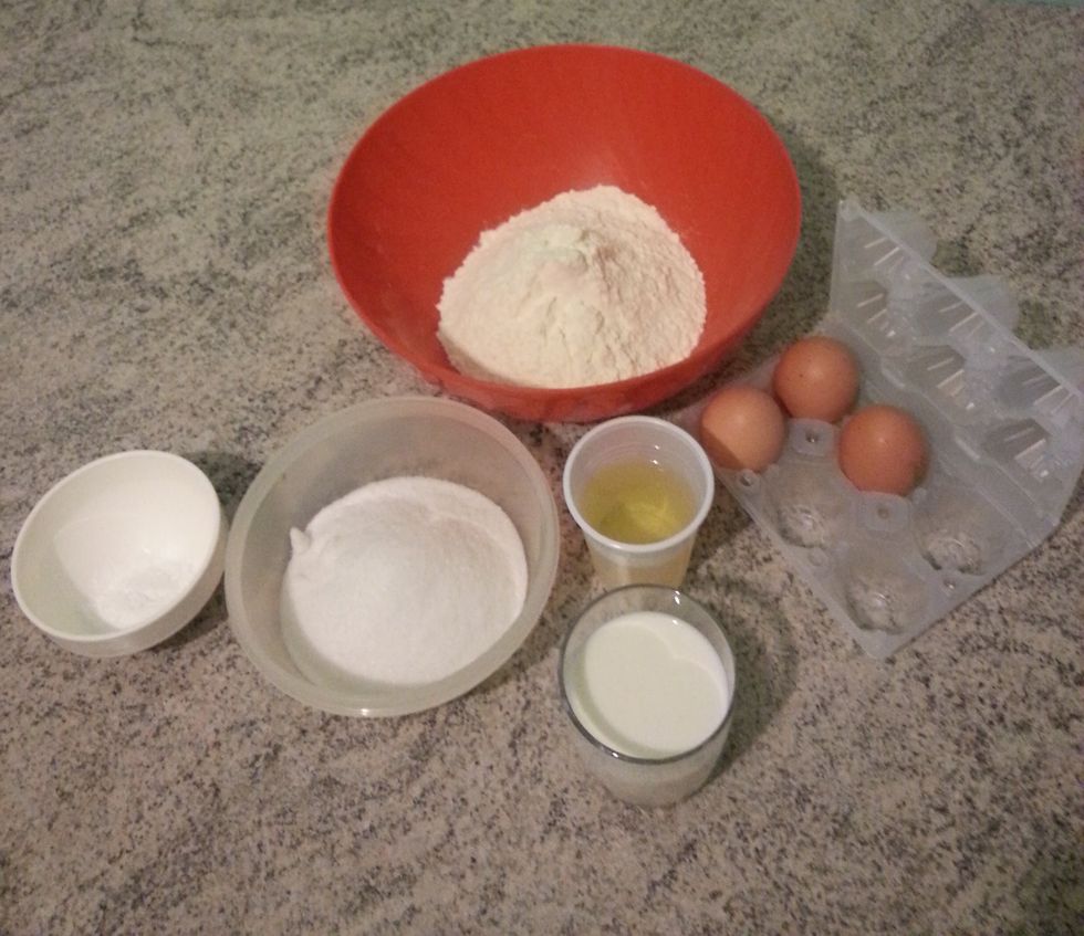 Alla farina, messa in una ciotola, aggiungere lo zucchero, le uova, il latte e il lievito e mescolare il tutto