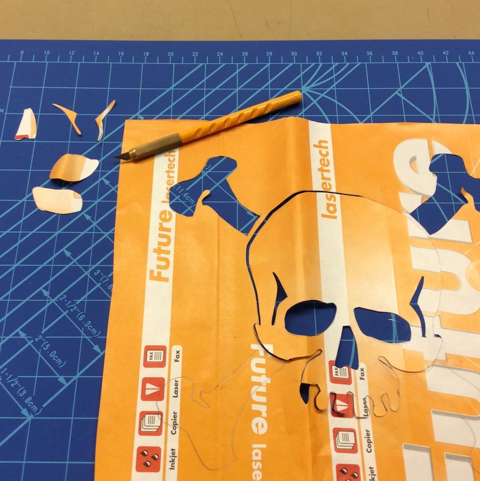 Alla partier som ska vara i f\u00e4rg tas bort och kastas, men t\u00e4nk p\u00e5 att du m\u00e5ste sk\u00e4ra ut och SPARA delar som ska vara of\u00e4rgade i f\u00e4rgade partier. P\u00e5 d\u00f6dskallen m\u00e5ste \u00f6gon, n\u00e4sa och "\u00f6gonbryn" sparas.