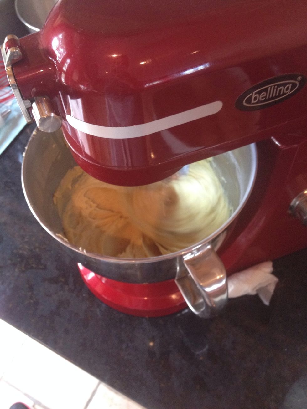 Allow the electric mixer to stir the ingredients together at a slow pace for approx. 2-3 mins.