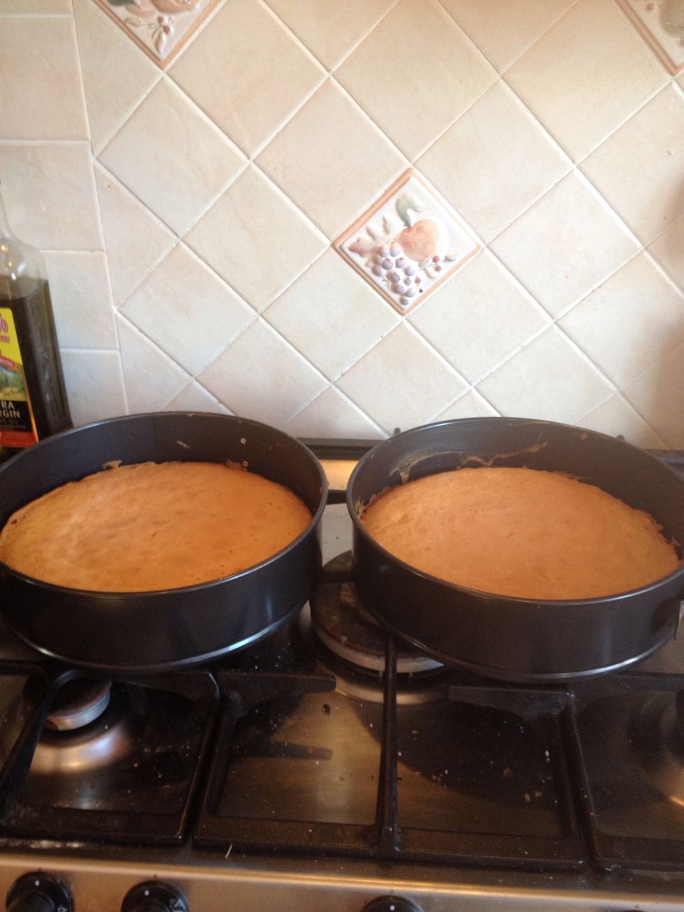 Allow the sponges to cool in the tins for 3-5 minutes.