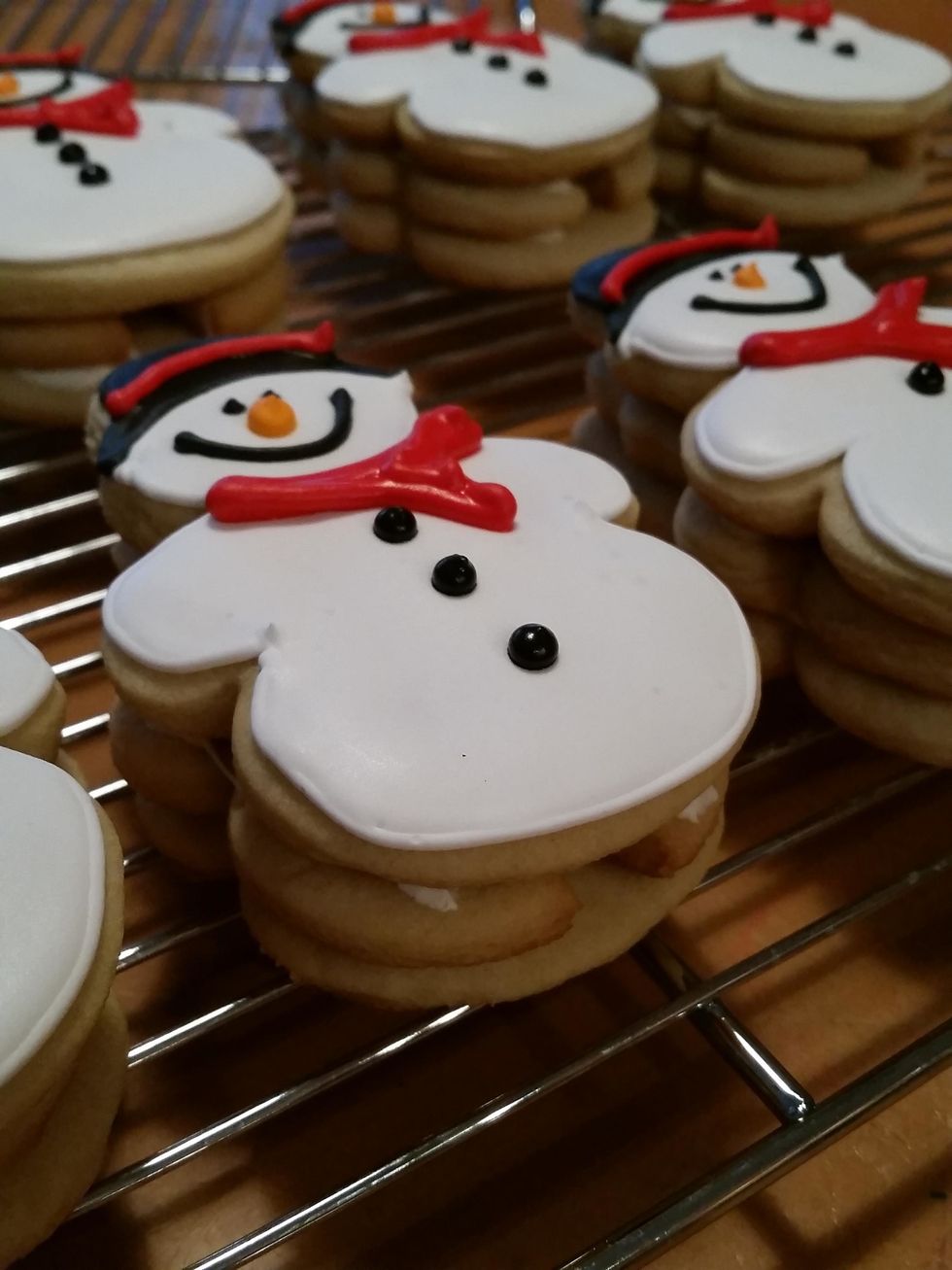 Allow these cute little snowmen to dry completely before bagging up as gifts. Plus, be careful how you tilt them :)