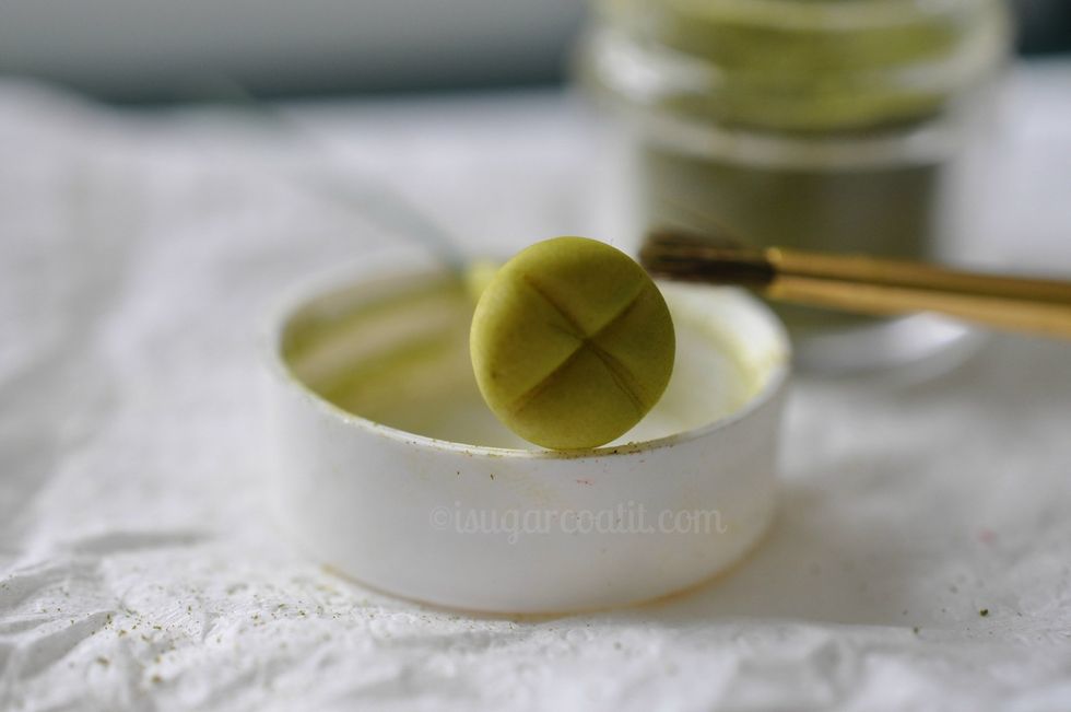 Allow to dry for at least an hour. If using fondant, drying time is longer - overnight is best.