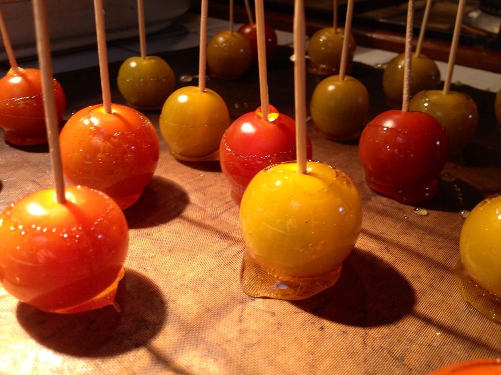 Allow to harden the caramel (about 5 min).