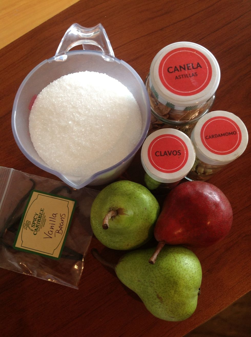 Almibar. 3/4tz. de az\u00facar blanca, 1vaina de vainilla, 1 clavo de olor, 1 astilla de canela, 1 cardamomo (semillas), 3 peras (puedes reemplazarlas por duraznos o manzanas)