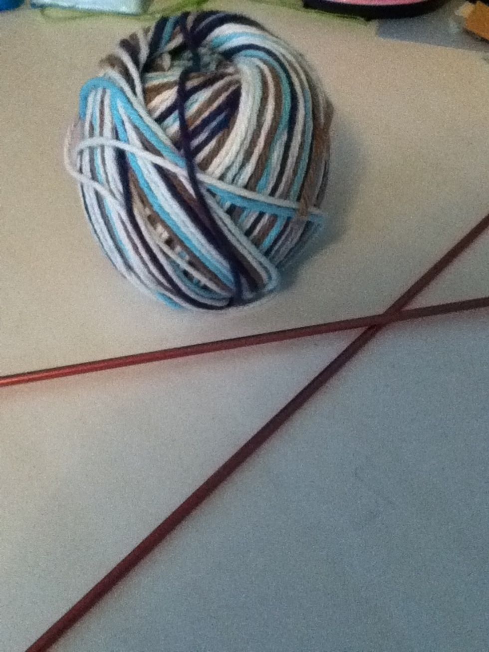 Alright let's start with the supplies : yarn and knitting needles