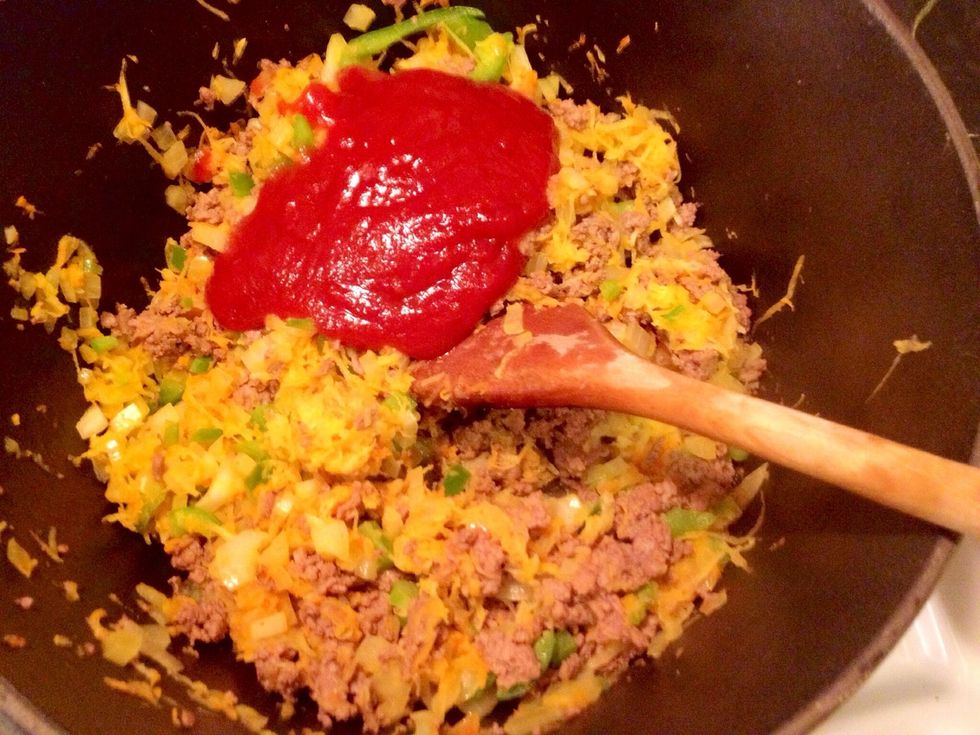 Also add the chili sauce, the tomato paste and the remaining ingredients.