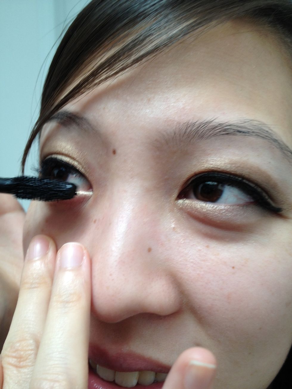 Also apply mascara to the lower eyelashes.