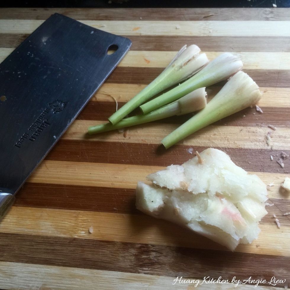 Also clean & crush another 3 lemongrass ( about 3 inches of the root end) and a piece of galangal (to be fried in the oil). Then set aside. Crushing helps to release the aroma from these ingredients.