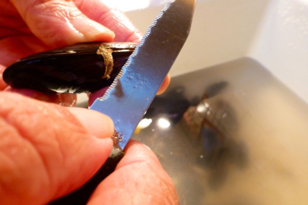 Also remove the beard remains on some mussels.