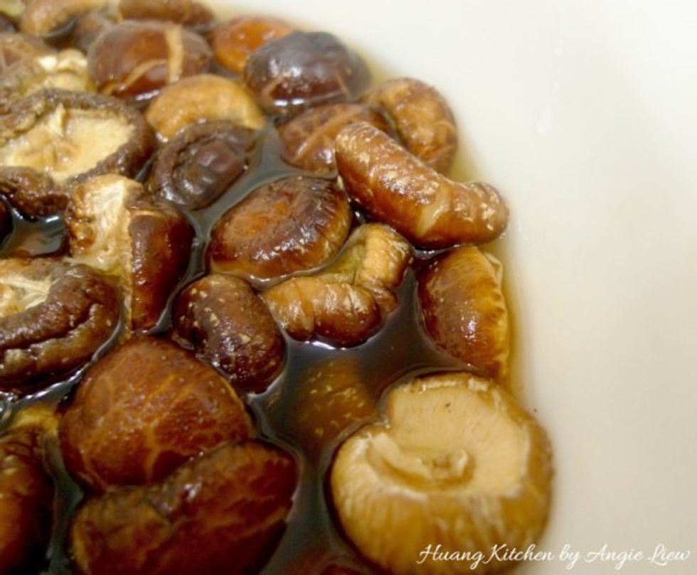Also wash shitake mushrooms to remove dirt and soaked them overnight.