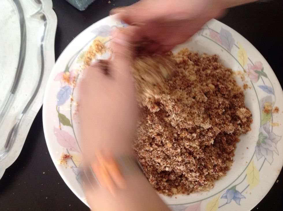 Amasamos con ganas, prensando, que se incorpore todo bien.