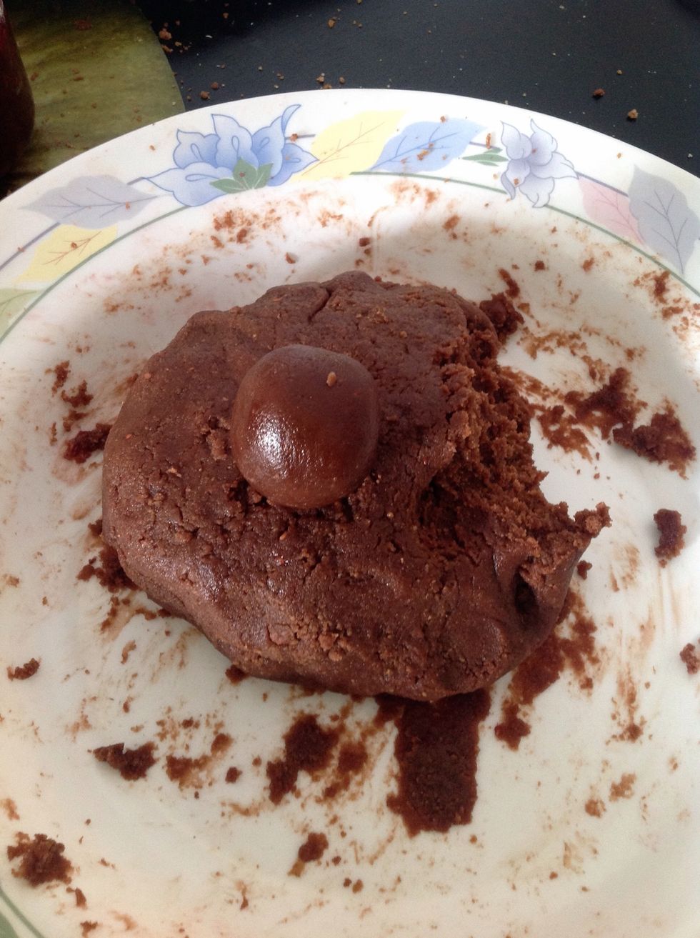 Amasamos todo bien, hasta que la masa quede totalmente maleable y al amasar no se enganch\u00e9 en las manos. Y al hacer un bola que no se rompa. Si pasa eso falta a\u00f1adir m\u00e1s cantidad de Nutella.