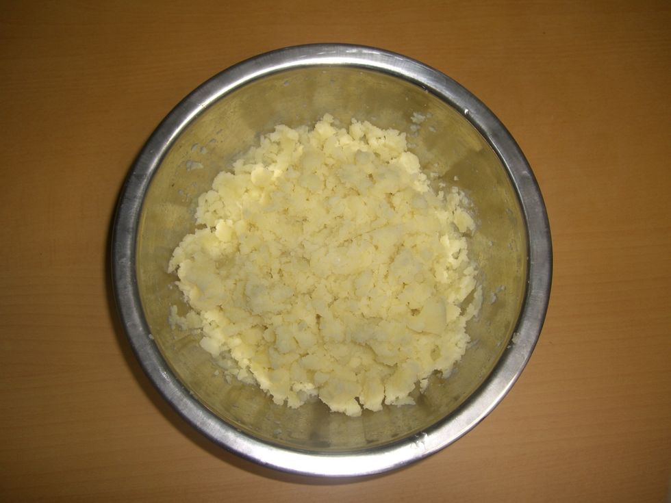 Amasse as  batatas cozidas.