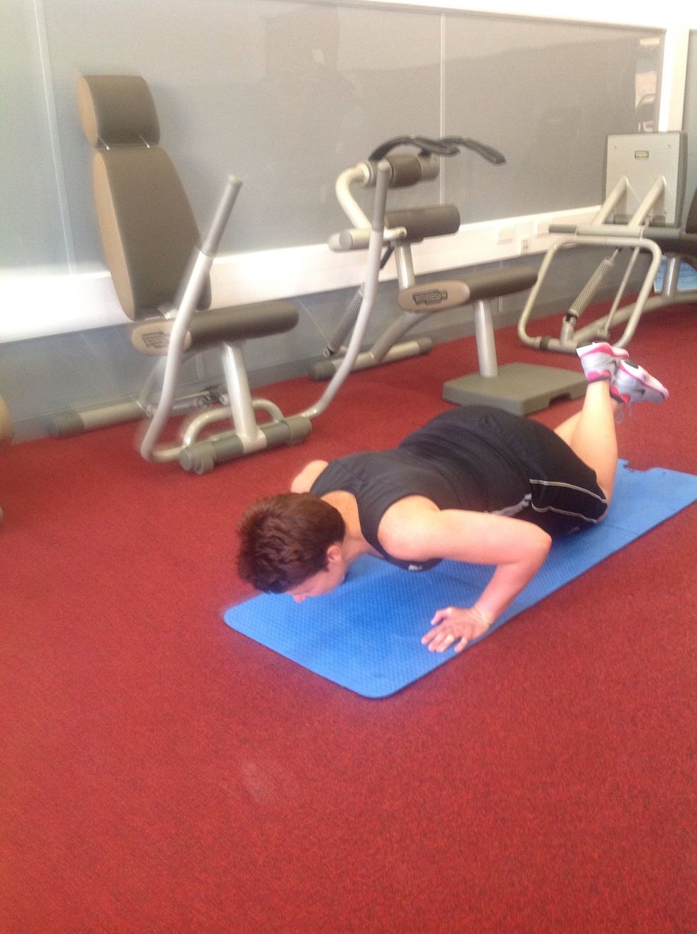 An adapted version of this test can be for you to drop your knees on to the mat. Note the shoulder/elbow angle on both pictures that you should aim to achieve each time.