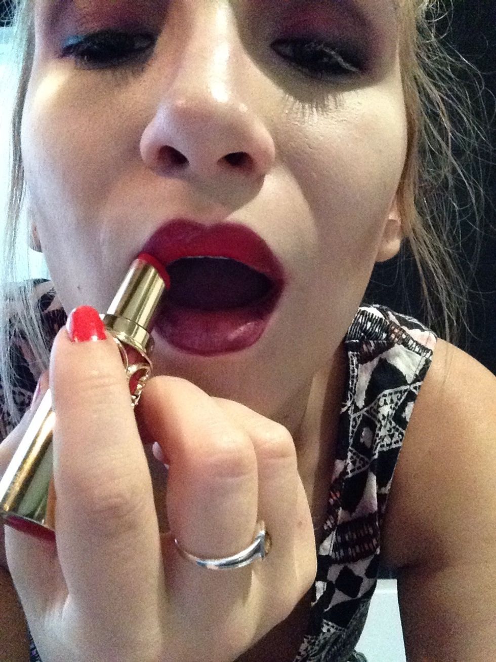 And add red lipstick !