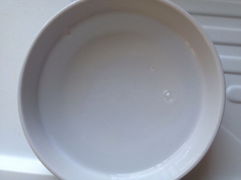 And add some water to pour the base of the cake