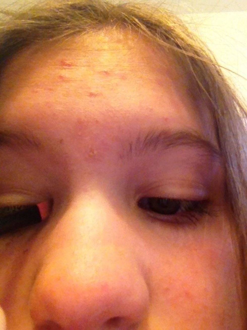 And apply it to your inner corner to make your eyes look bigger, and to keep you from looking like a zombie\(^.^)/