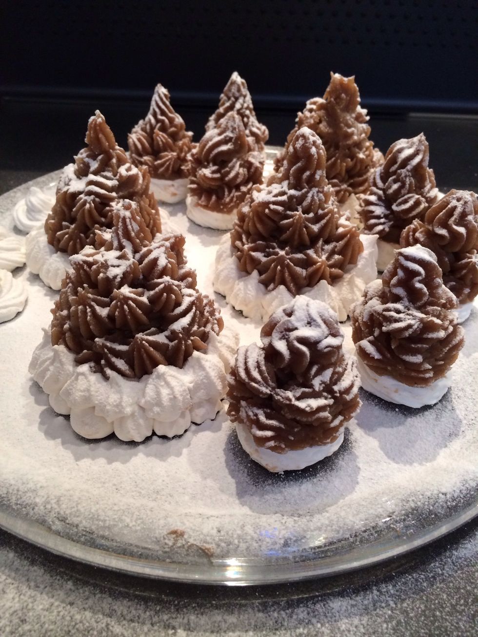 And before serving sprinkle with icing sugar \u00e8 and serve with whipped cream 'chantilly cream'