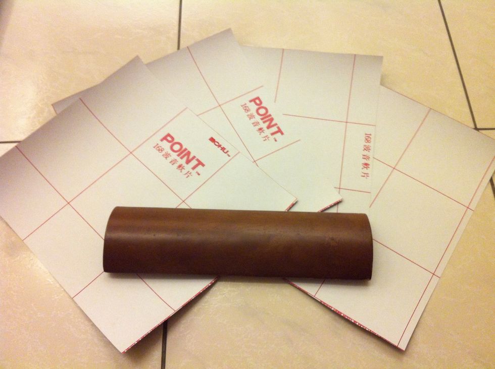 And cut the table pad to 4 parts. \u7c21\u7565\u5730\u5c07\u684c\u8173\u90e8\u5206\u5206\u62104\u4efd\u3002