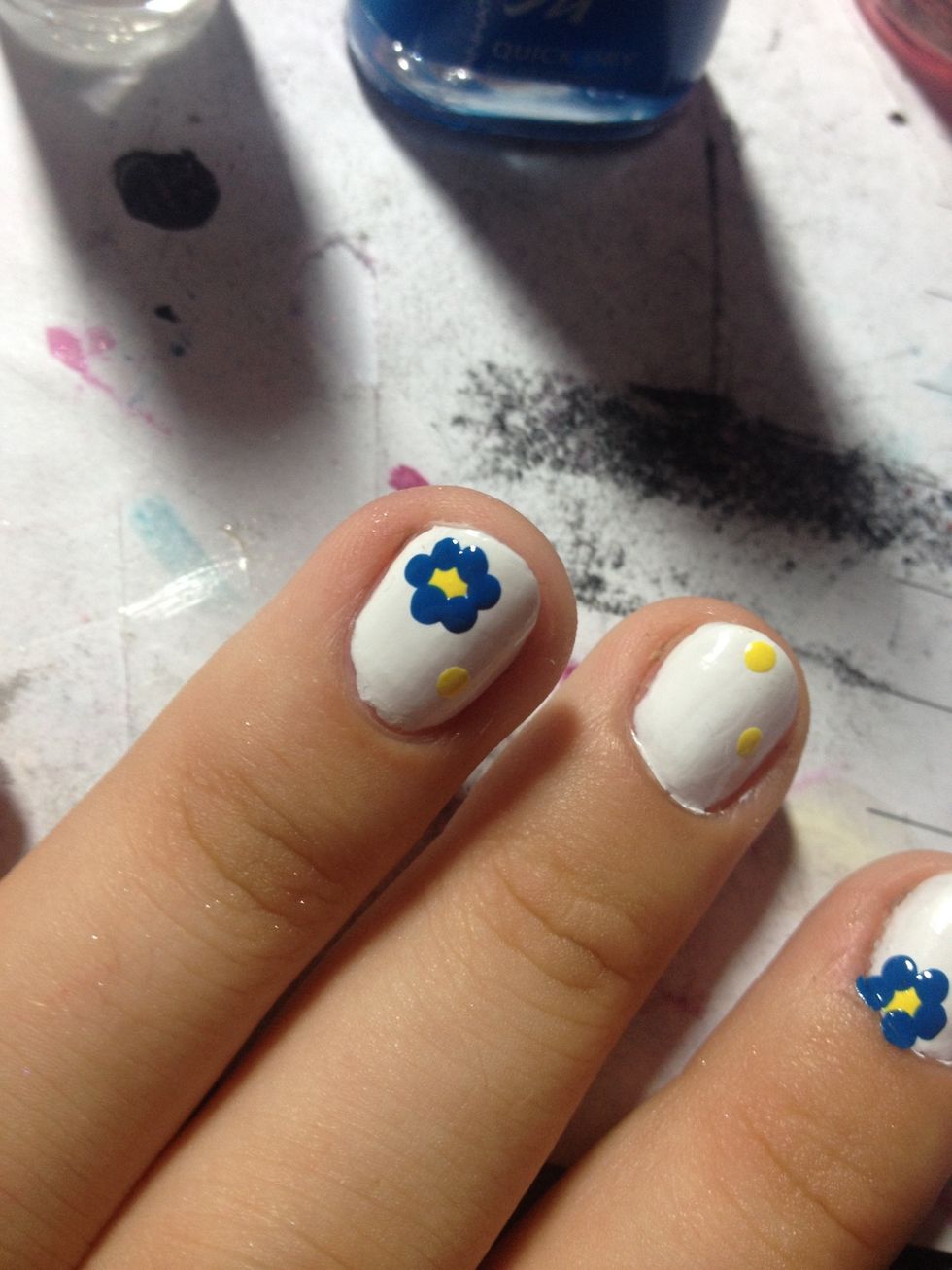 And draw the petals. Just place 5-6 dots around the yellow one