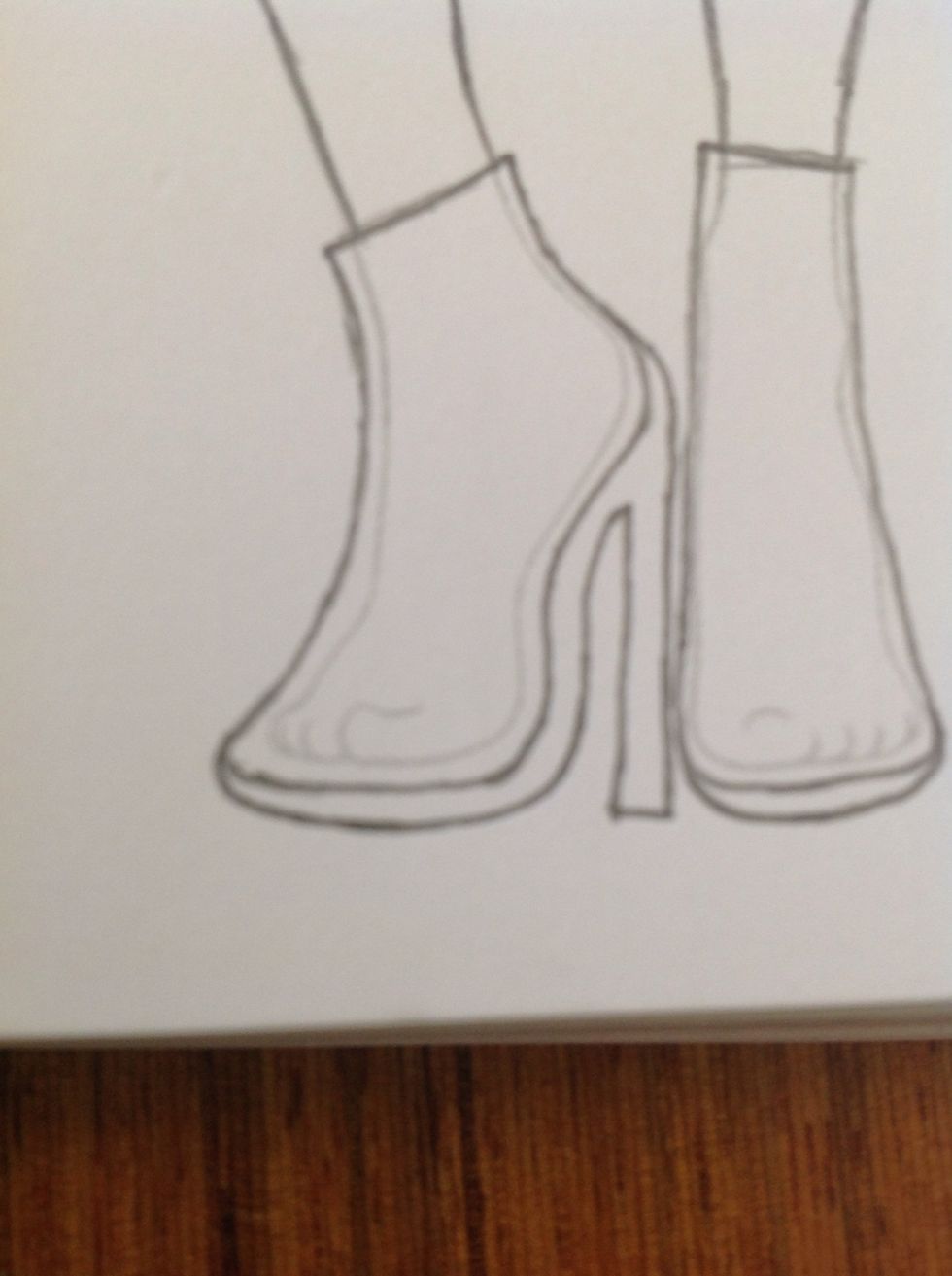 And draw the sole and heel on the other foot
