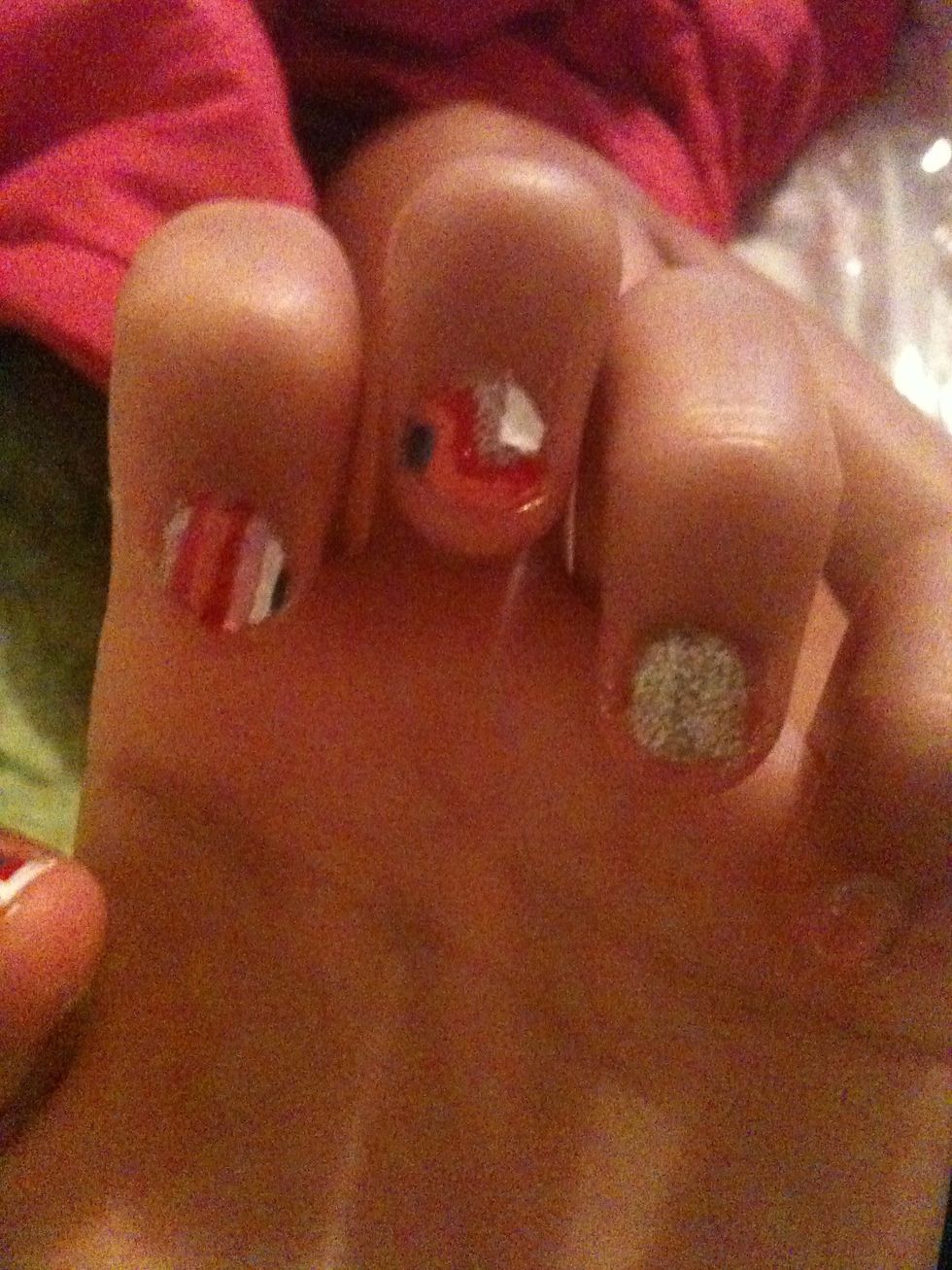 And finsh it off with the fifth, also on the ring finger paint it one of the colors I chose sparkle